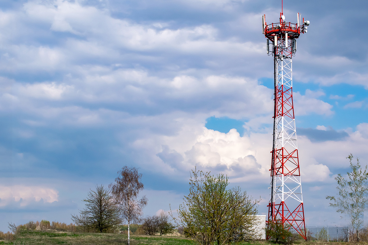 Proses produksi lan panggunaan menara komunikasi.