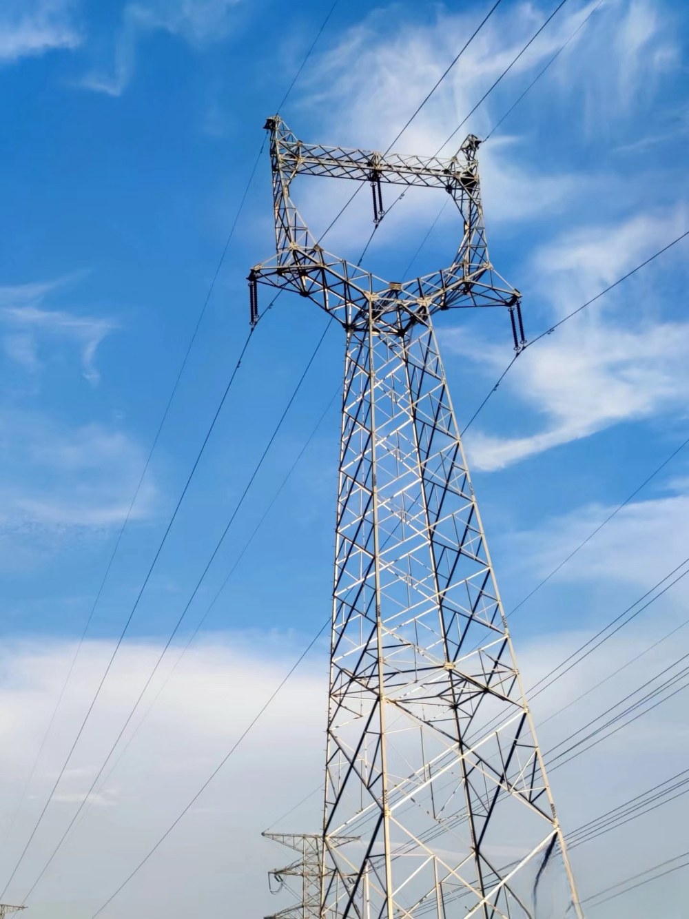 Apa karakteristik pipo logam tunggal menara?