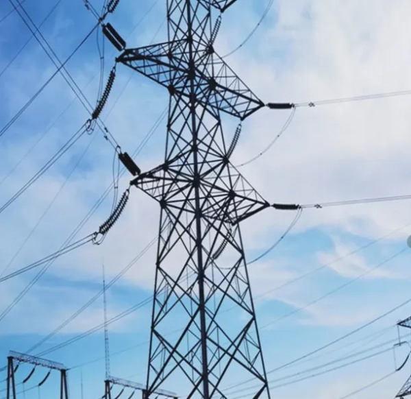 Hubungan antara menara transmisi lan voltase