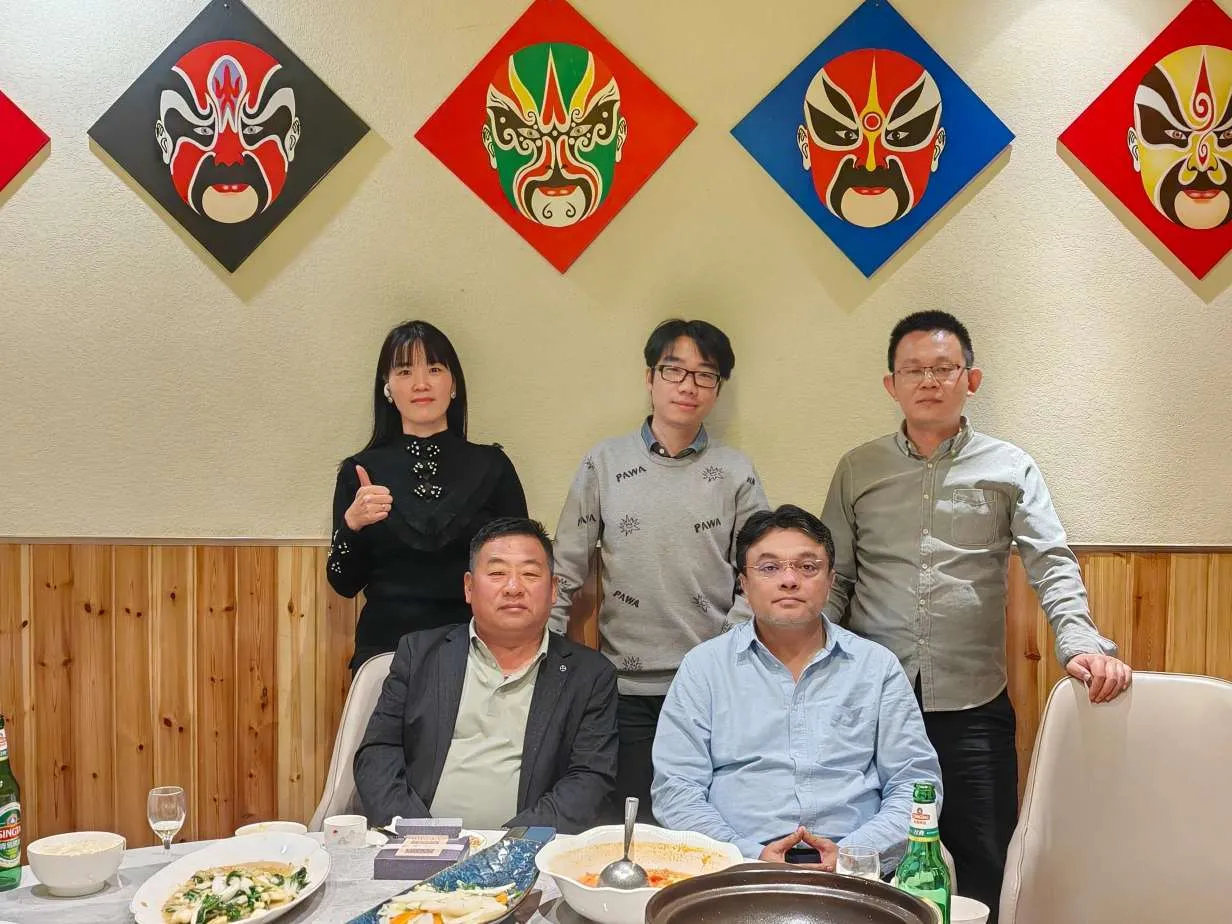 Seneng banget kanggo welcome mitra India menyang pabrik