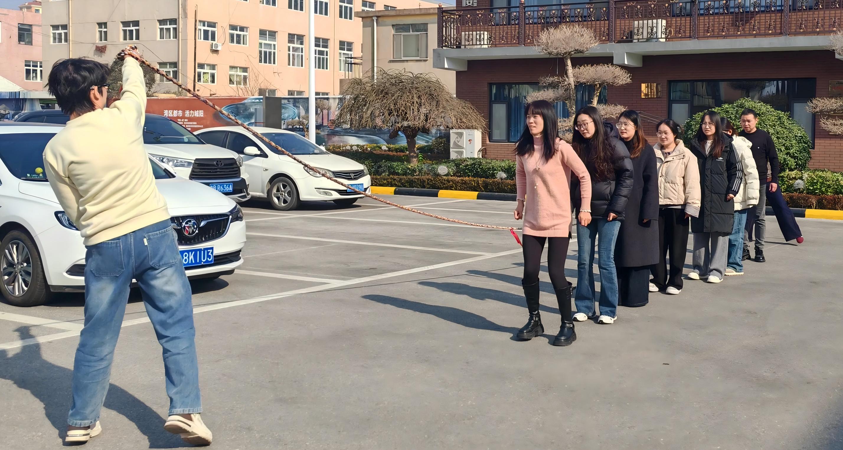 Maotong Nyekel Tarik-Tarik-Perang lan Lompat Tali