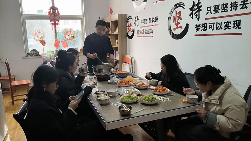 Nedha awan Festival Lentera: Tangyuan lan Team Vibes ing Kantor